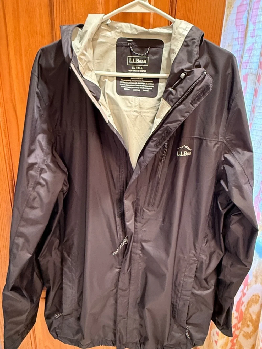 L.L. Bean Men’s Hooded Rain Jacket in Black with Light Gray Lining - Picture 1 of 5